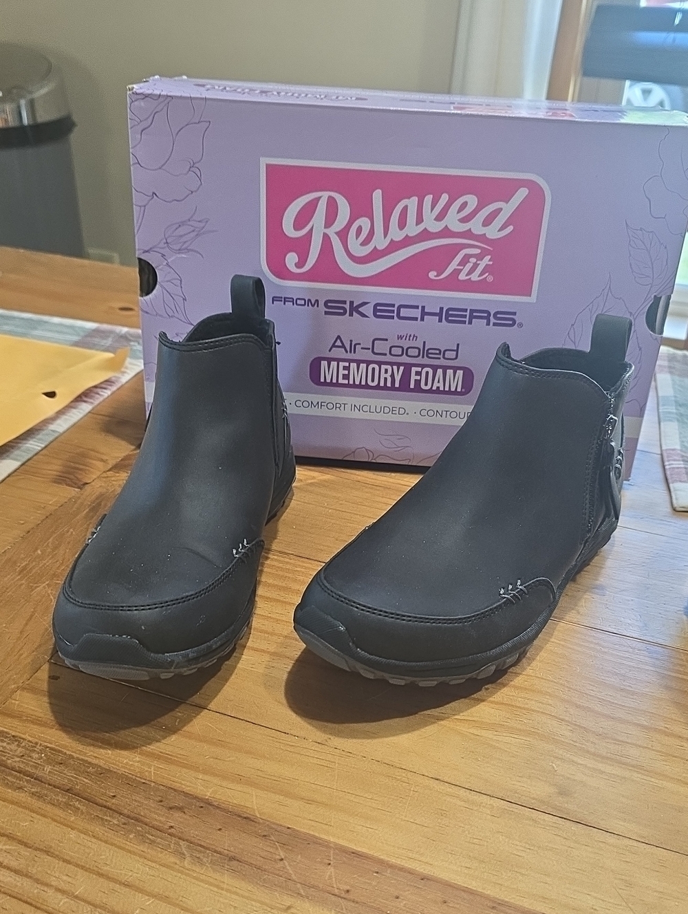 NEW !! Skechers Size 7  Black Slip-On Comfort Ankle Boots.